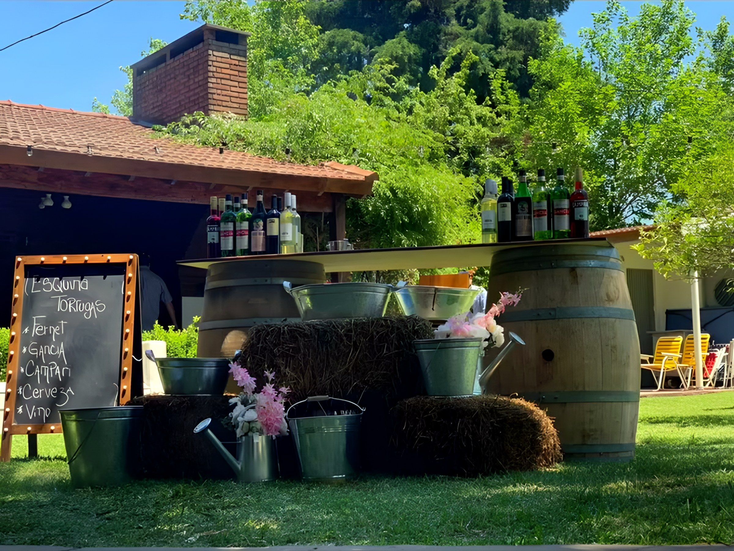 Barra de tragos rústica con barriles y flores