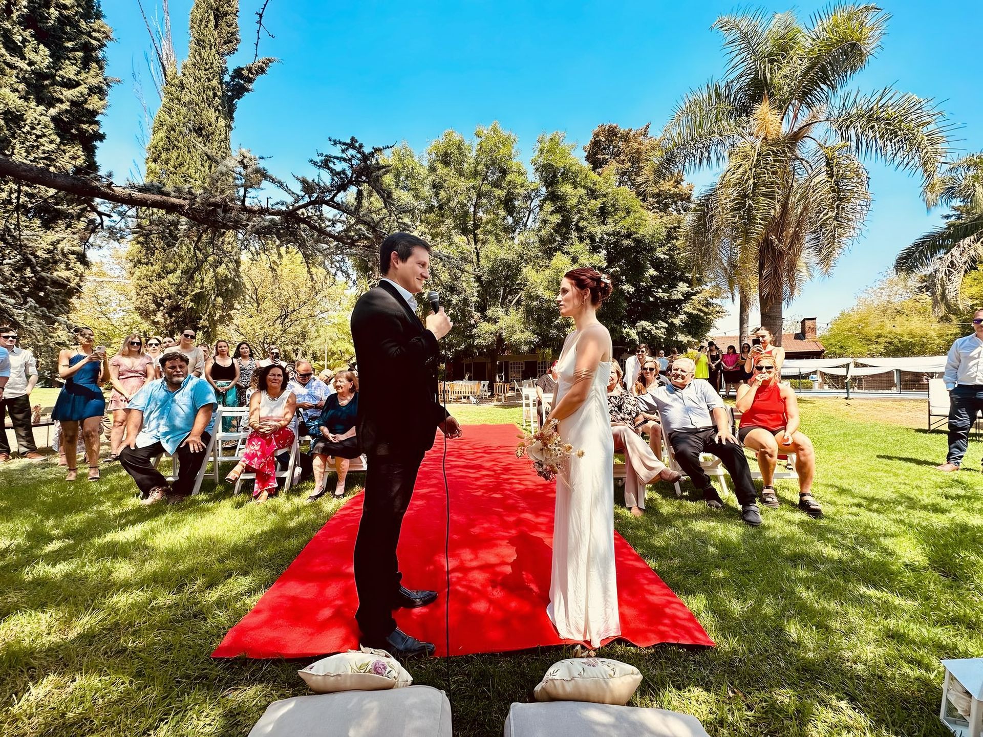 Ceremonia de casamiento al aire libre entre palmeras y árboles en Quinta Esquina Tortugas, Tortuguitas