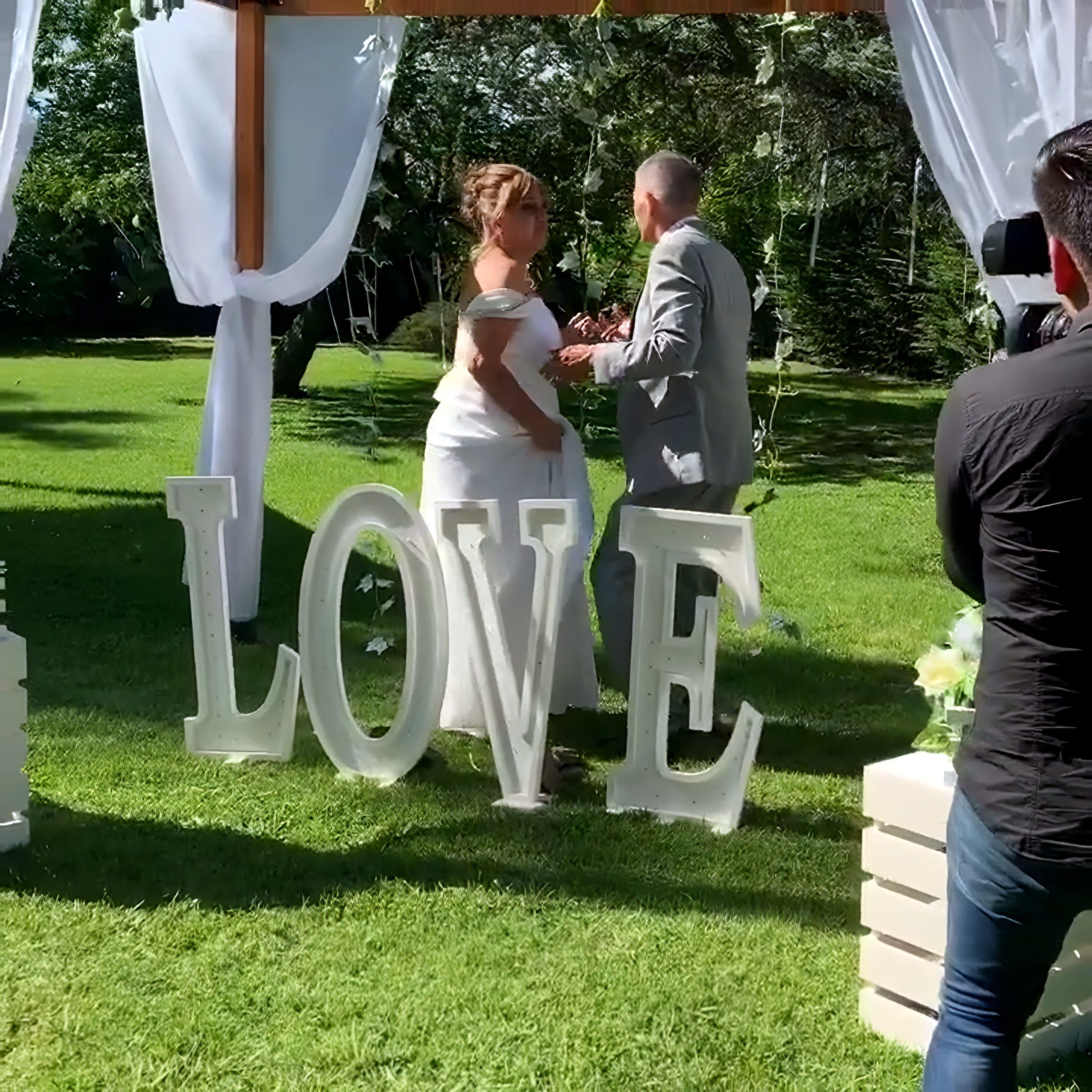 Letras LOVE en el parque durante un casamiento